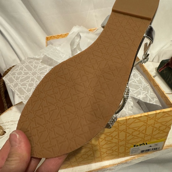 Badgley Mischka flat sandal silver - Picture 4 of 4